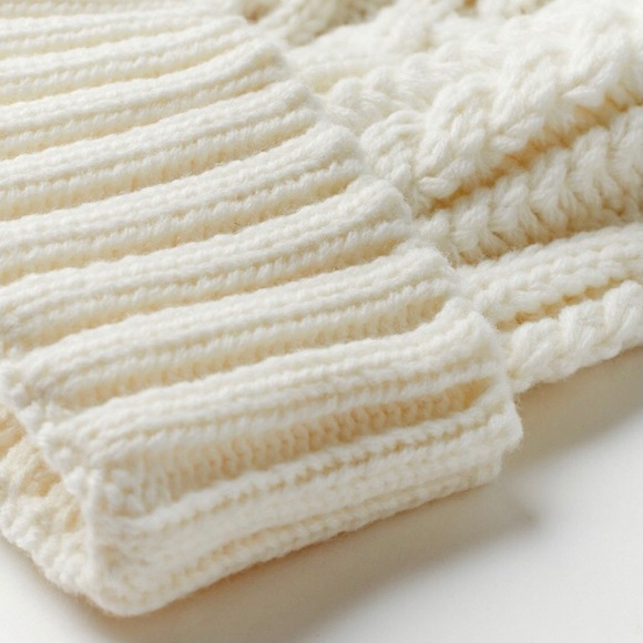 Urban Outfitters Cable Knit Fur Pompom Beanie Ivory Hat Chunky ONE SIZE NEW - Picture 4 of 6